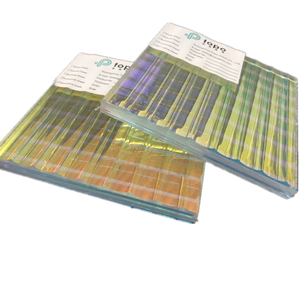 Verre d'art stratifié à motif dégradé avec différents angles montrant différentes couleurs