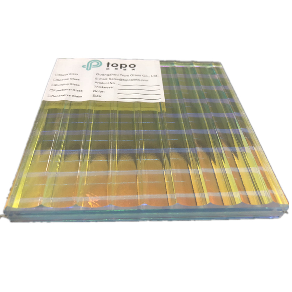 Verre d'art stratifié à motif dégradé avec différents angles montrant différentes couleurs