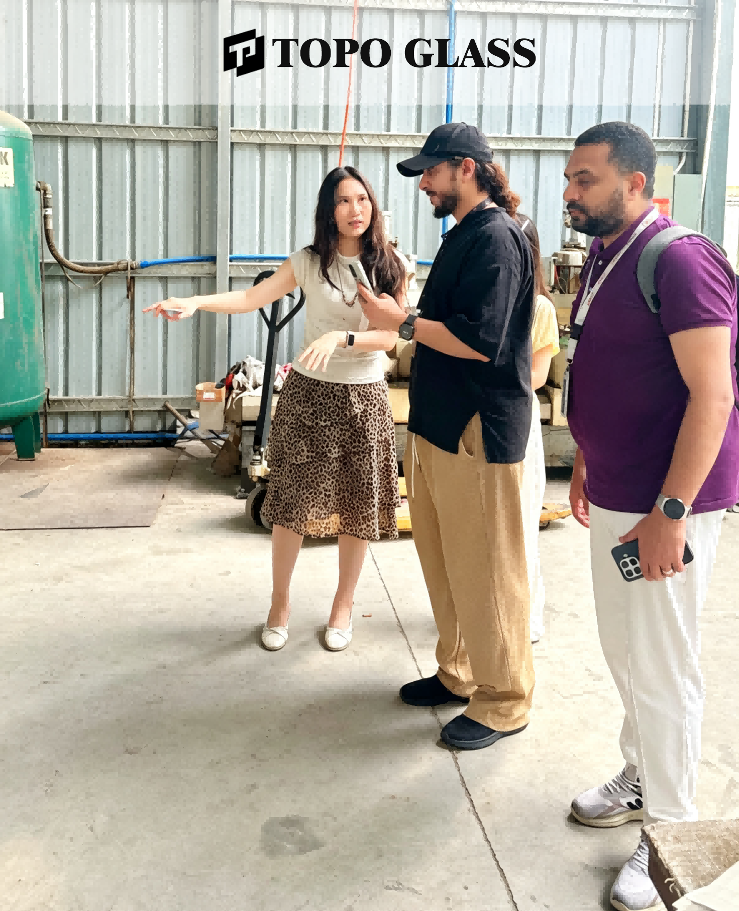 Les clients visitent la verrerie (9).png