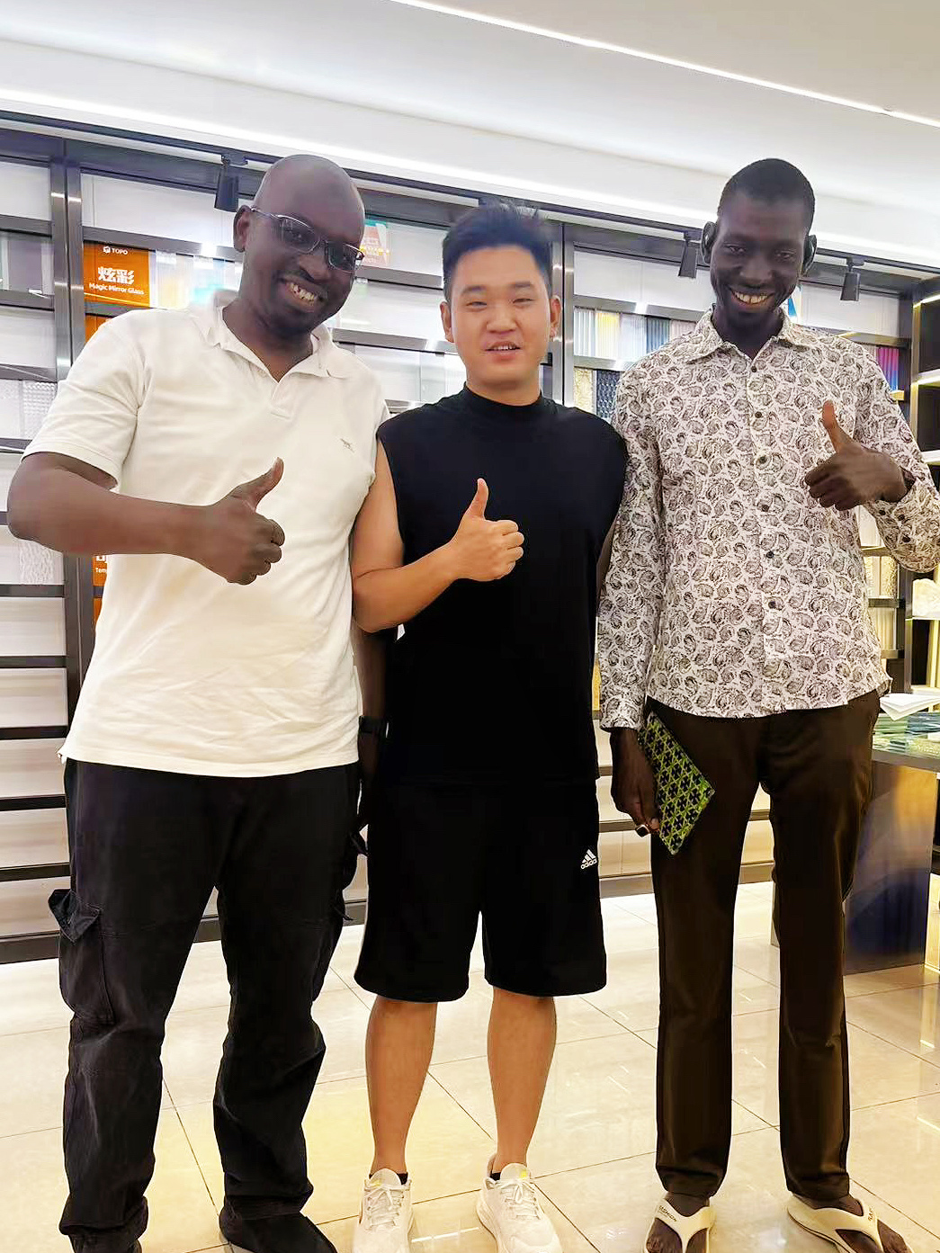 Des clients maliens effectuent une visite sur place, en se concentrant sur le verre &agrave; rev&ecirc;tement haut de gamme et ultra transparent (4)