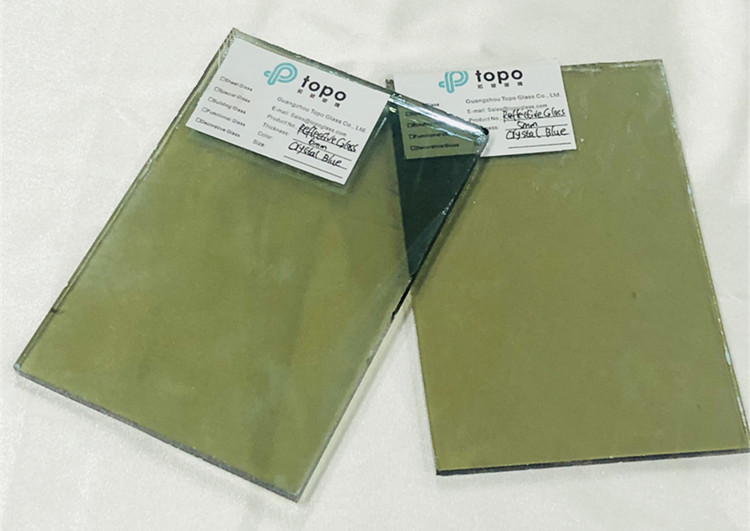 Verre r&eacute;fl&eacute;chissant bleu cristal