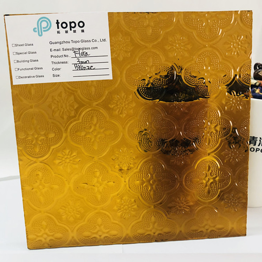 Verre &agrave; motif de flore en bronze