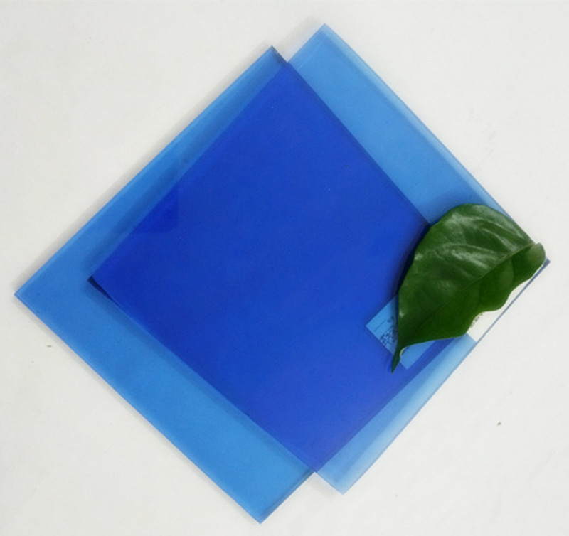 Verre bleu fonc&eacute;