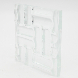 Verre thermofusible à motif en relief coloré