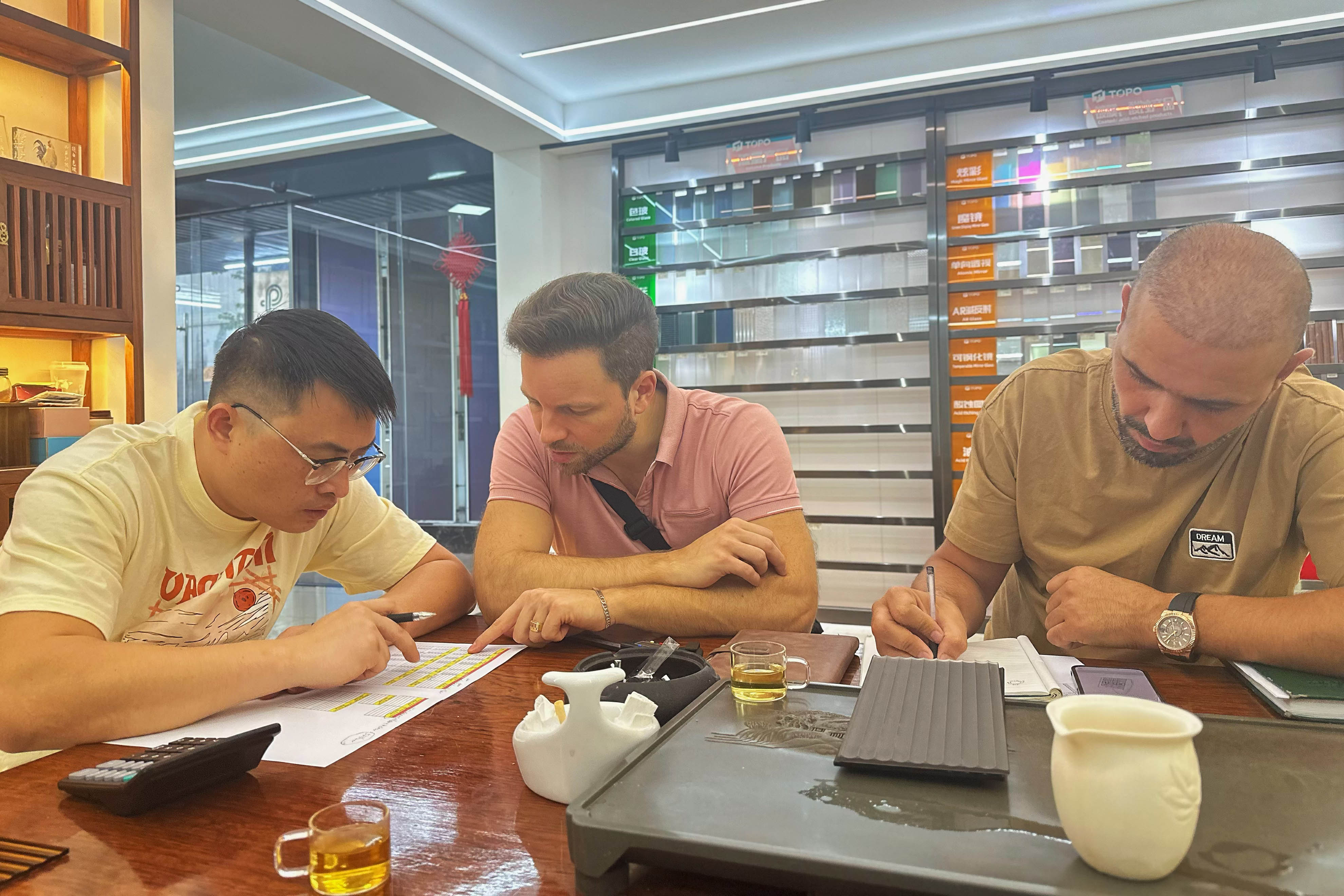 Des repr&eacute;sentants fran&ccedil;ais des march&eacute;s publics de b&acirc;timents commerciaux ont visit&eacute; TopoGlass pour faire progresser la coop&eacute;ration dans le cadre du projet (1)