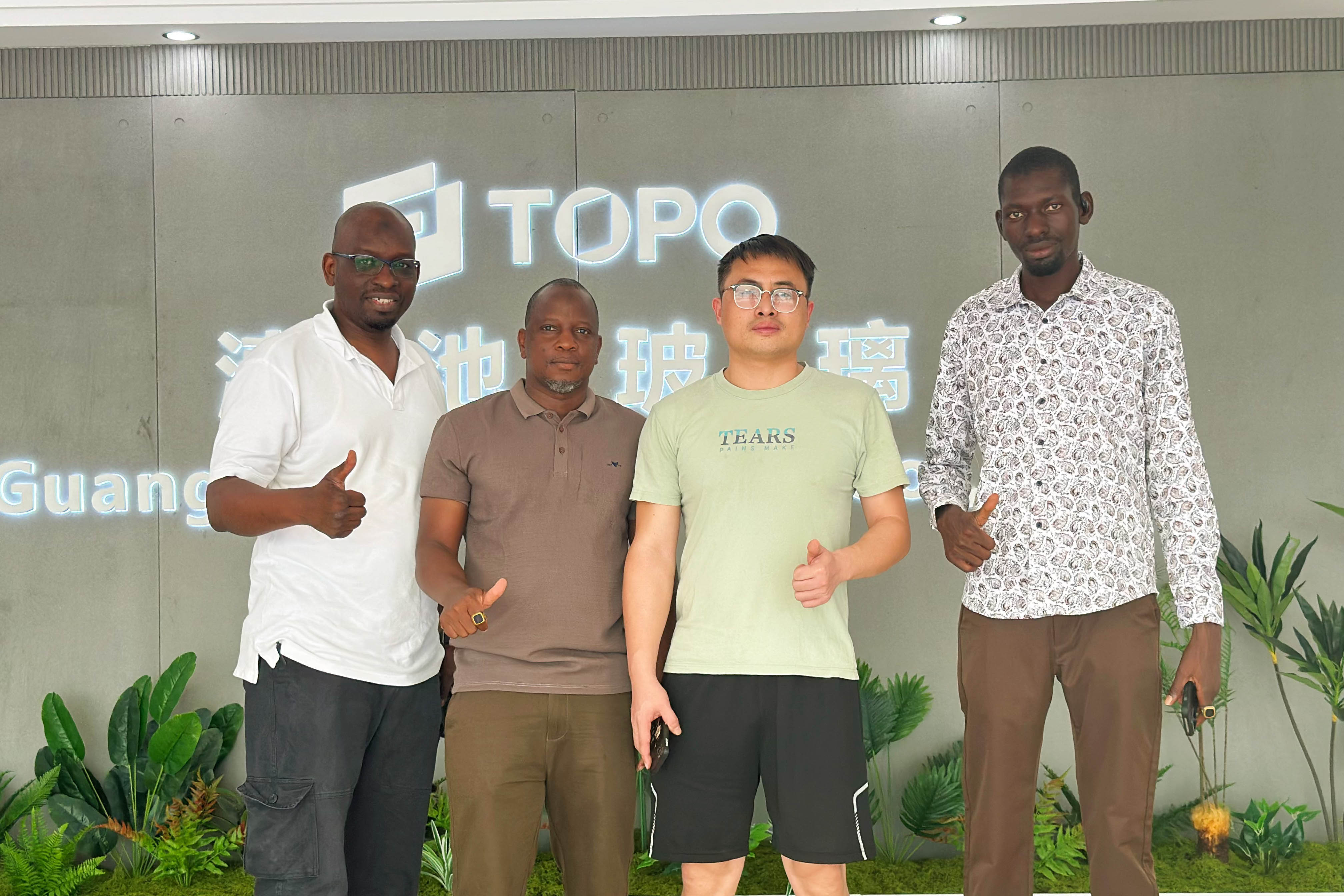 Des clients maliens effectuent une visite sur place, en se concentrant sur le verre &agrave; rev&ecirc;tement haut de gamme et ultra transparent (5)