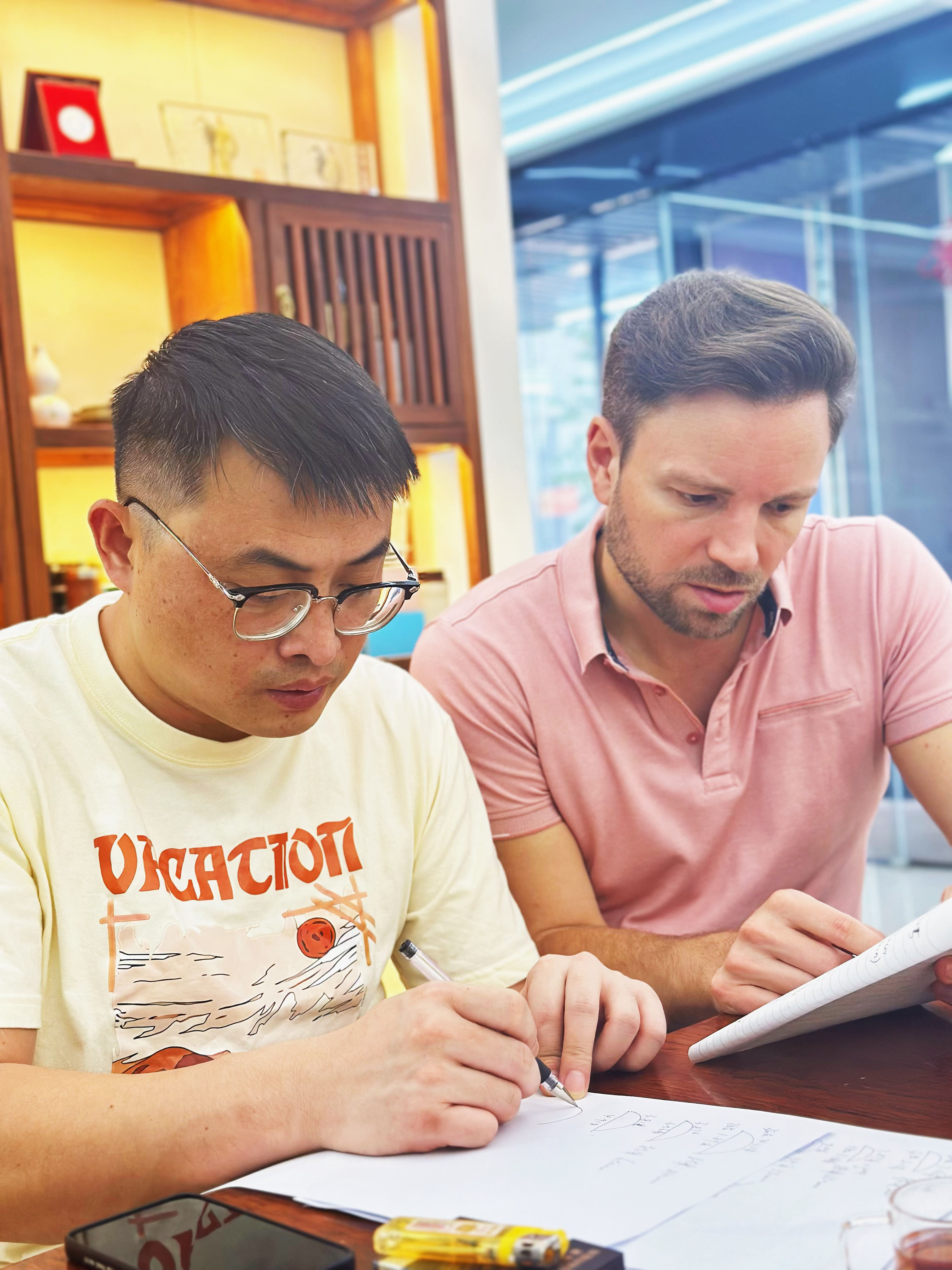 Des repr&eacute;sentants fran&ccedil;ais des march&eacute;s publics de b&acirc;timents commerciaux ont visit&eacute; TopoGlass pour faire progresser la coop&eacute;ration dans le cadre du projet (4)