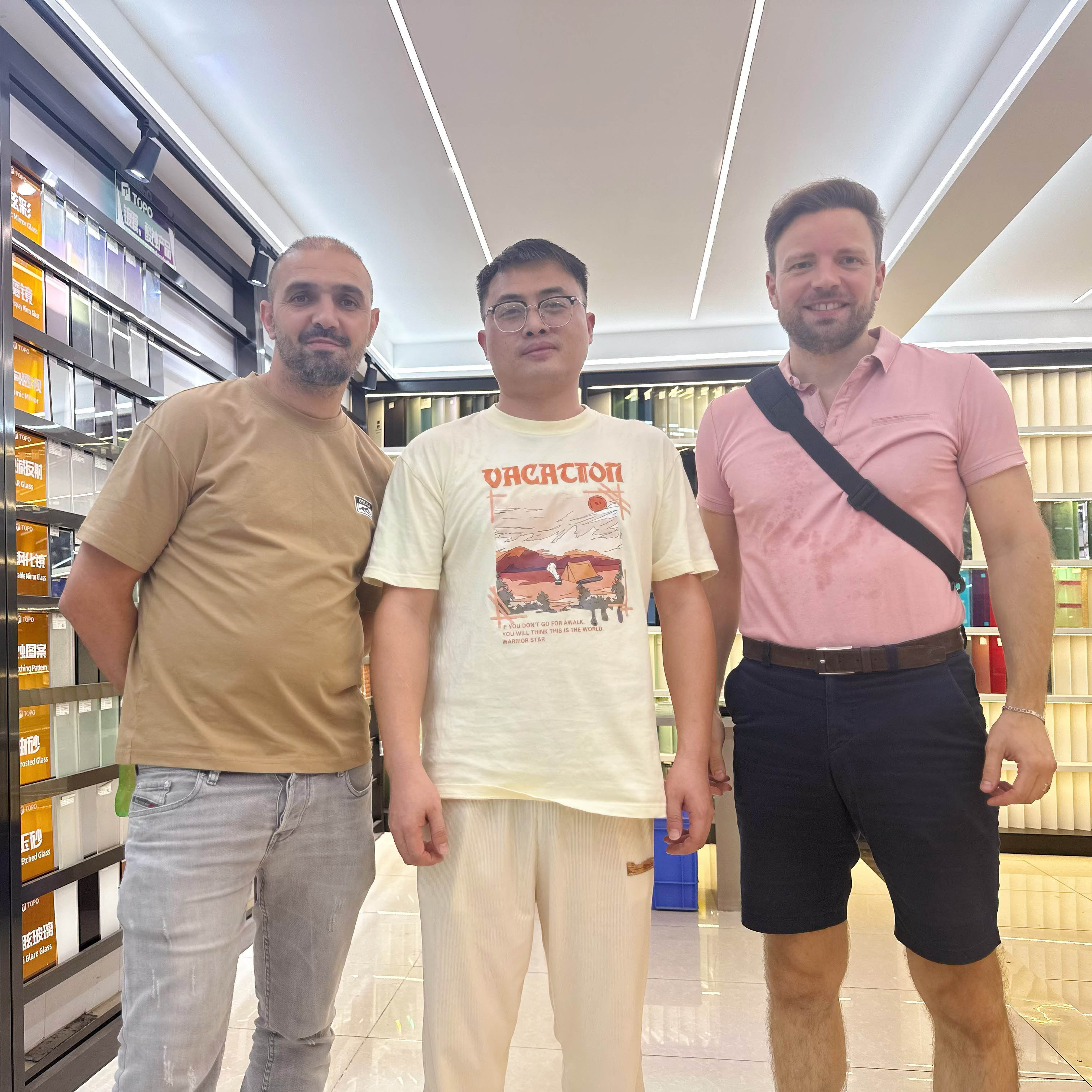 Des repr&eacute;sentants fran&ccedil;ais des march&eacute;s publics de b&acirc;timents commerciaux ont visit&eacute; TopoGlass pour faire progresser la coop&eacute;ration dans le cadre du projet (2)