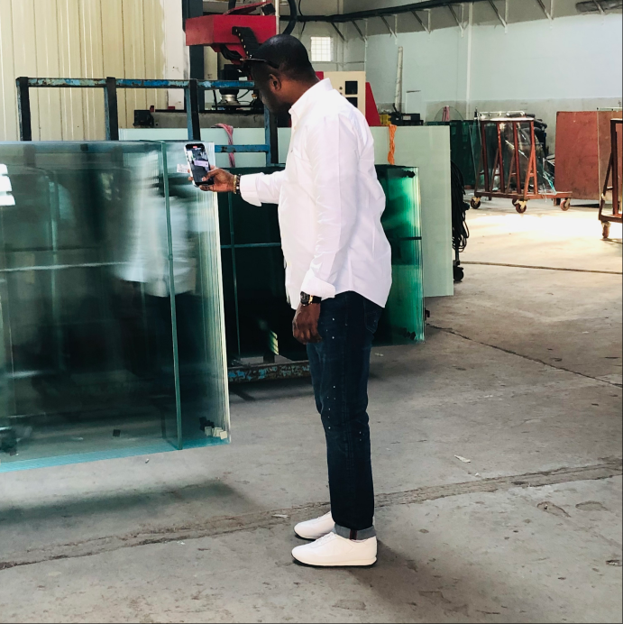 Visite client | Un acheteur congolais fait l’éloge de TopoGlass pour son verre à film de haute qualité en bronze gris et bleu saphir