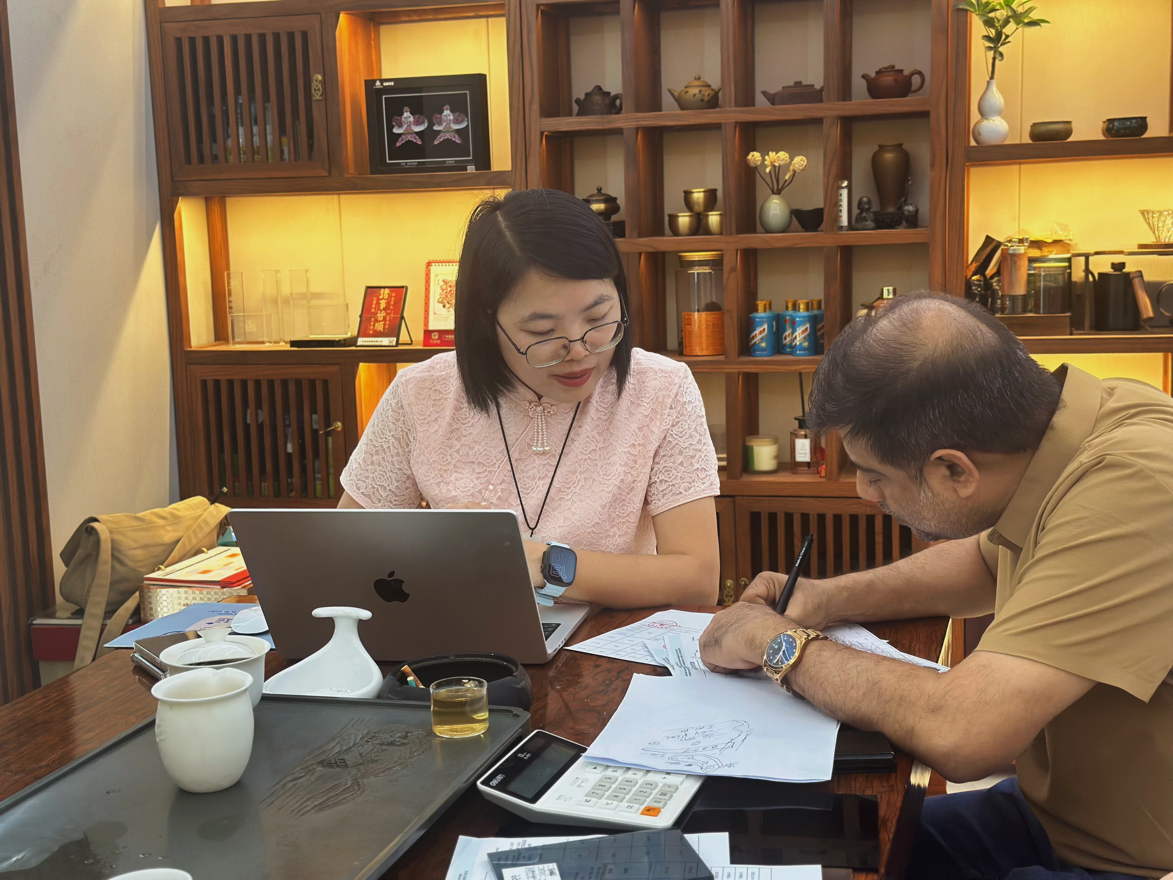 Un client des &Eacute;mirats arabes unis visite TopoGlass pour renforcer sa coop&eacute;ration avec un fabricant de verre chinois (2)