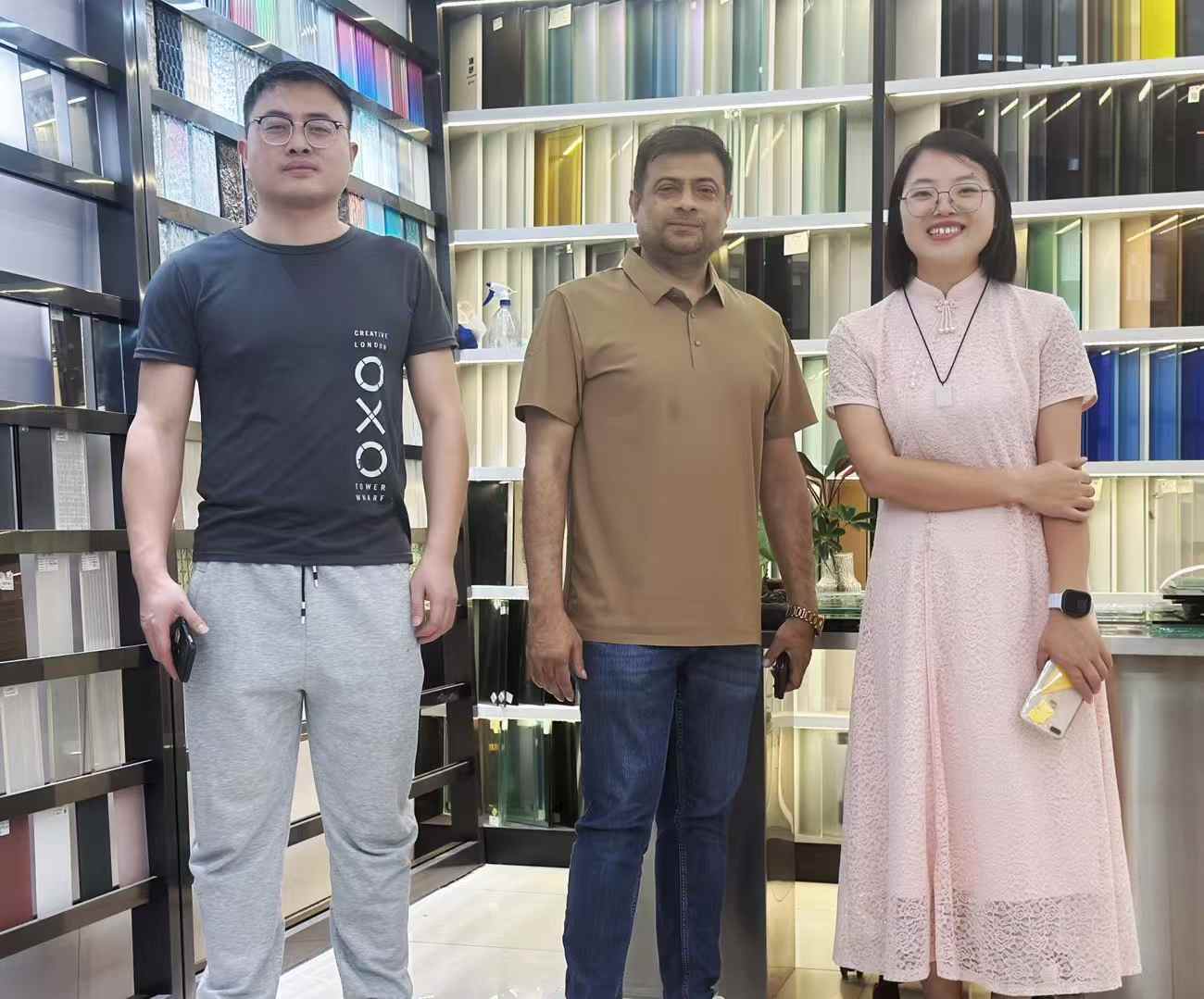 Un client des &Eacute;mirats arabes unis visite TopoGlass pour renforcer sa coop&eacute;ration avec un fabricant de verre chinois (1)