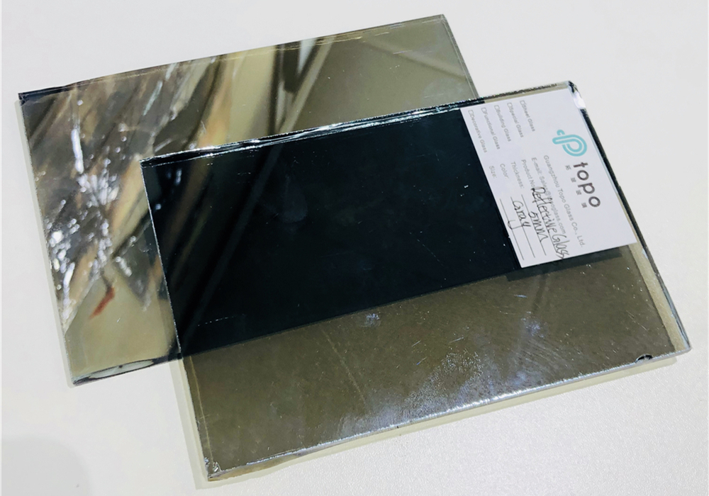 Verre r&eacute;fl&eacute;chissant gris