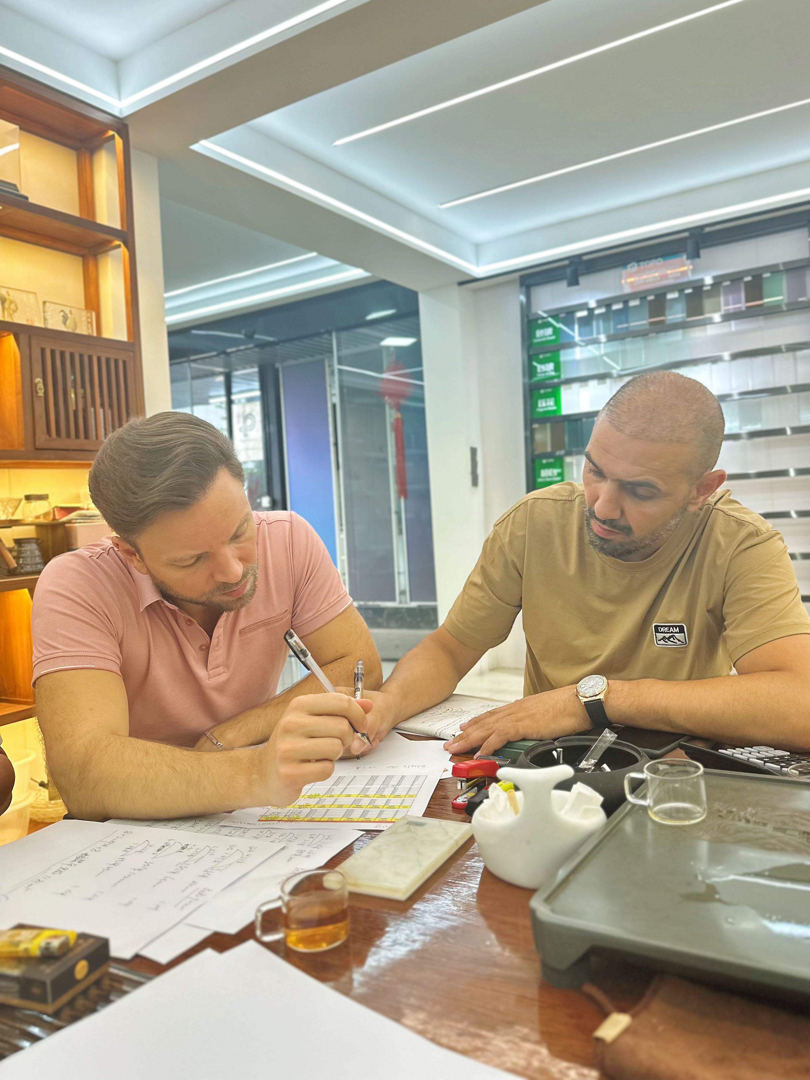 Des repr&eacute;sentants fran&ccedil;ais des march&eacute;s publics de b&acirc;timents commerciaux ont visit&eacute; TopoGlass pour faire progresser la coop&eacute;ration dans le cadre du projet (3)